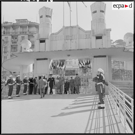 Arrivée au stade municipal d'Alger des généraux Raoul Salan et Edmond Jouhaud.