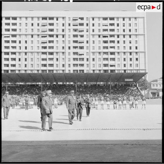 Les généraux Salan, Jouhaud, Coche au stade municipal.