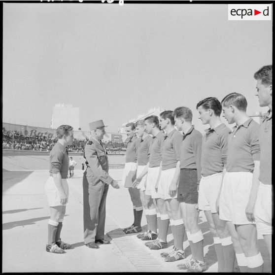 Le général Raoul Salan félicite l'Equipe de France militaire.