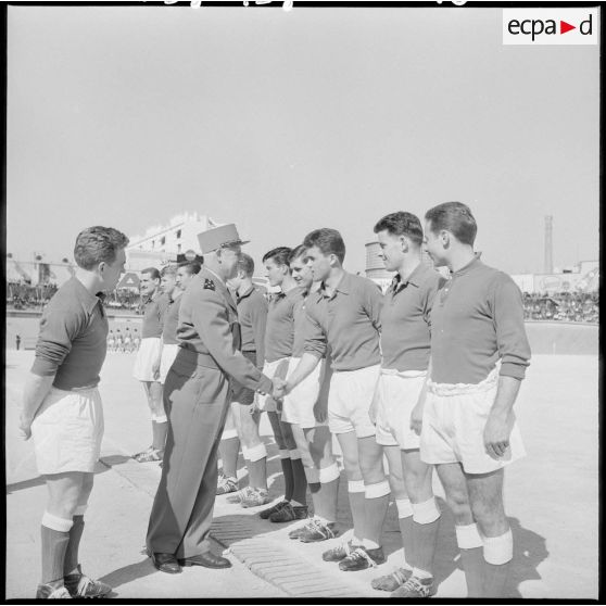 Le général Raoul Salan félicite l'Equipe de France militaire.