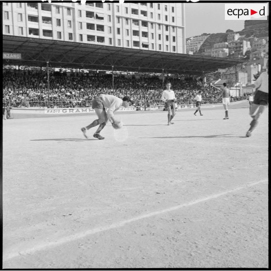 Le gardien de l'Equipe de France bloque la balle.