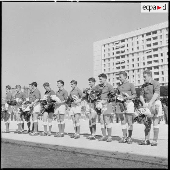 Les joueurs de l'équipe de France militaire présentent au public les équipements de football offert par la fondation Maréchal De Lattre aux militaires d'Algérie.