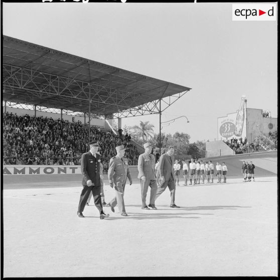 Les généraux Salan, Jouhaud, Coche, et monsieur Skawinsky au stade municipal.