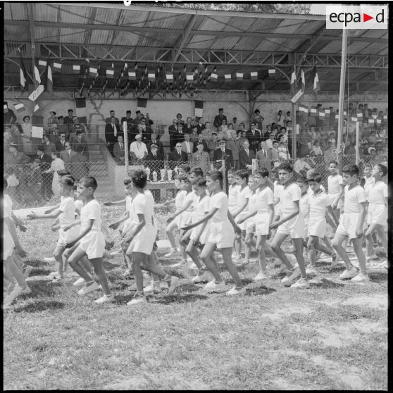 Défilé des enfants devant les tribunes.