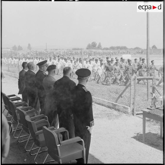 Défilé devant les tribunes.