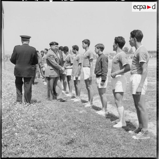 Le général Gracieux et le préfet sont venus encourager les jeunes sportifs pour le match qui va suivre.