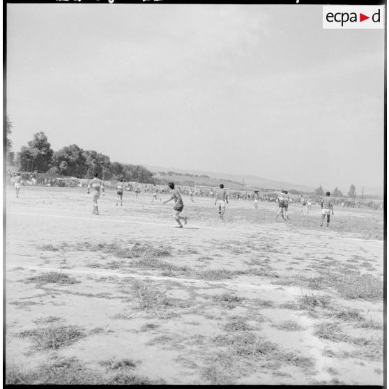 Le début de la partie de football.