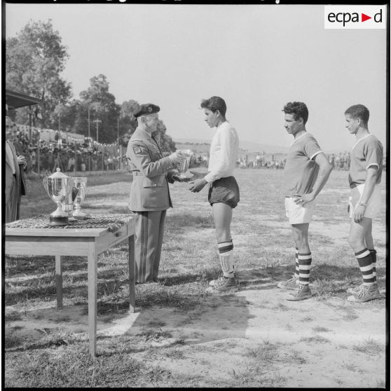 Le général Gracieux remet les coupes aux équipes gagnantes.