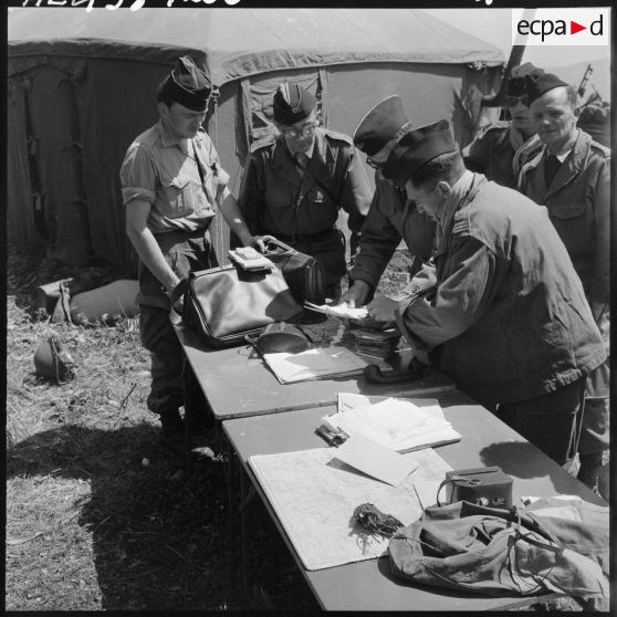 Le 2ème bureau étudie des documents trouvés sur les rebelles.