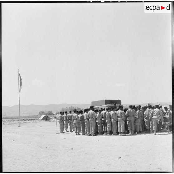 Devant le camion de la radiodiffusion militaire, les soldats de la France d'Outre-mer envoient des messages à leur famille.