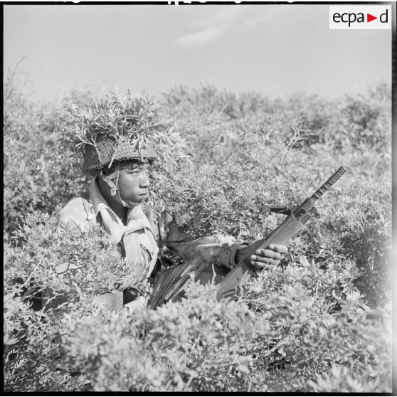 Au cours de l'instruction sur le camouflage, un soldat du Niger.