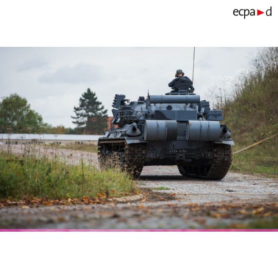 Char AMX-30 de la force adverse (FORAD) en progression lors de la présentation des savoir-faire de l'armée de Terre à Satory.