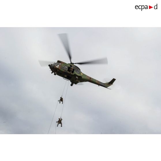 Démonstration de mise en place d'un poste de commandement tactique très léger par moyen héliporté (hélicoptère Cougar), lors de la présentation des savoir-faire de l'armée de terre en opération extérieure à Satory.