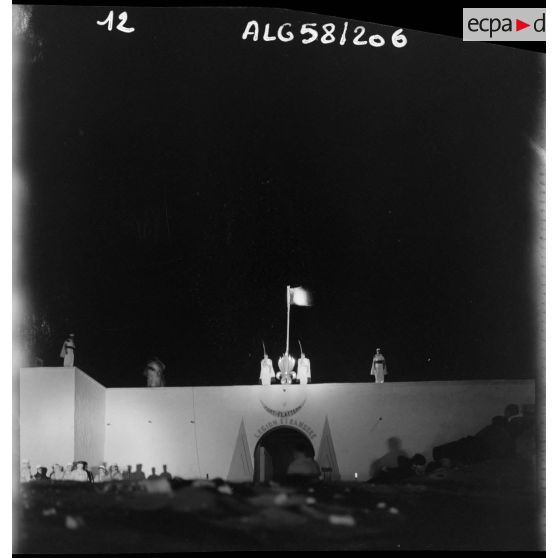 Entrée du Fort éclairée par des projecteurs à la fin de la veillée.