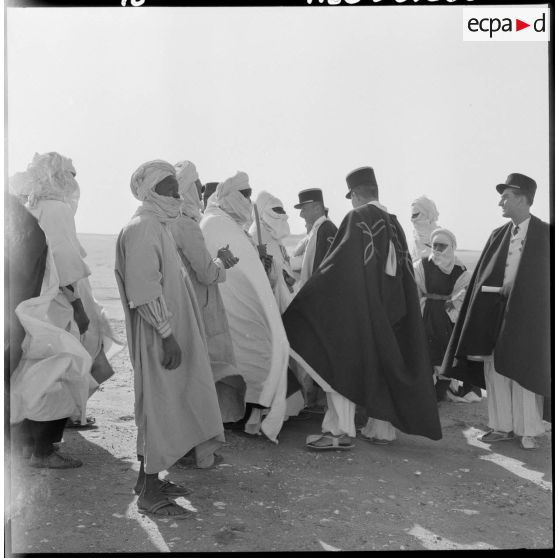 Les habitants du village de Flatters salués par les officiers de la 1ère compagnie saharienne portée de légion (CSPL) habitant au village.