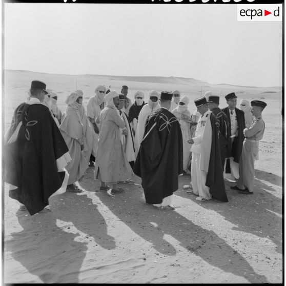 Les habitants du village de Flatters salués par les officiers de la 1ère compagnie saharienne portée de légion (CSPL) habitant au village.