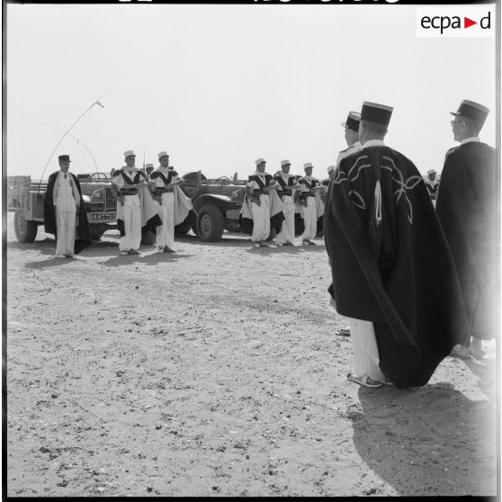 Le colonel passe en revue les troupes.