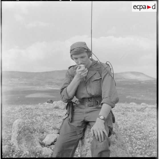 Jeune appelé du contingent de Saint Claude (Jura), à la radio.