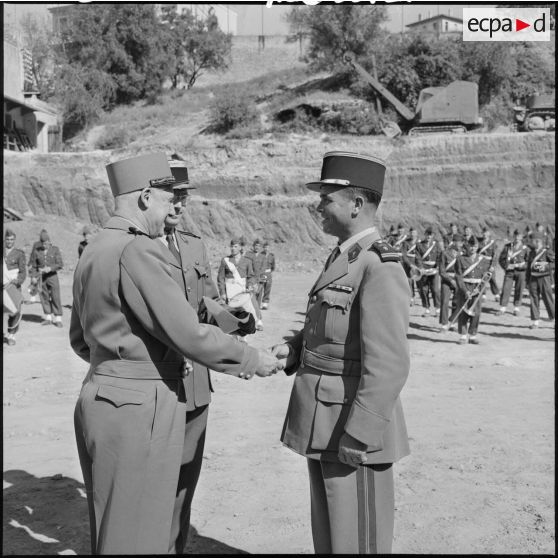 Le général Salan félicite le lieutenant vainqueur des trois tirs individuels : fusil précision, fusil précision et vitesse combinées et pistolet.