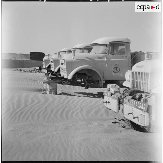 Champ pétrolifère : camions Dodge en réparation.