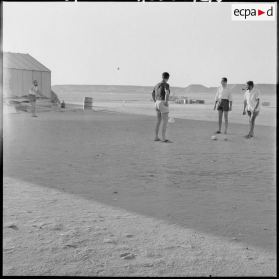 Champ pétrolifère : une partie de pétanque.