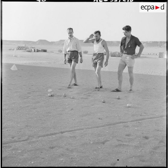 Champ pétrolifère : une partie de pétanque.