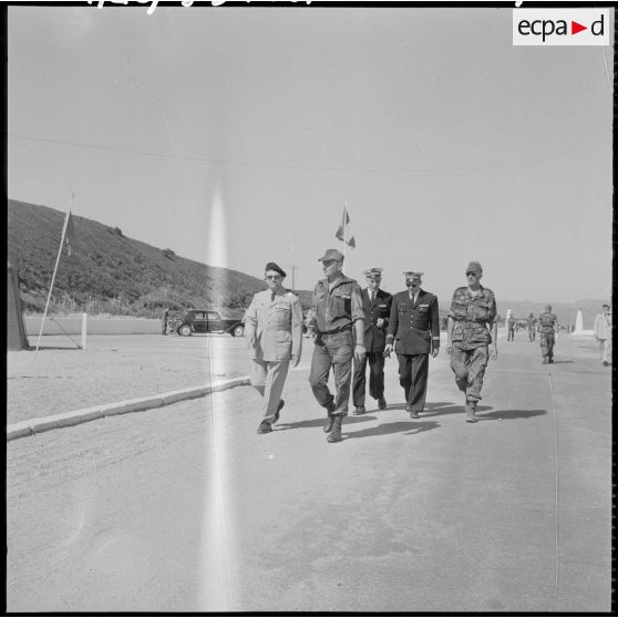 Entretien du général Gilles avec le colonel Bigeard  commandant le centre d'entraînement à la guerre spéciale (CEGS).