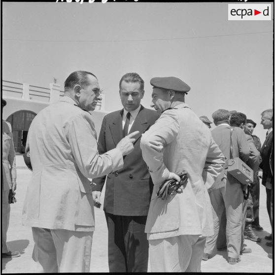 Jacques Chaban-Delmas s'entretient avec le général Gilles et un officier supérieur.