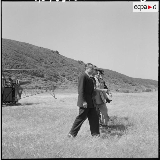 Jacques Chaban-Delmas à sa descente d'hélicoptère.