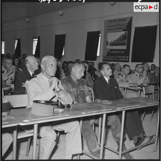 A la salle de conférence : le général Desfontaines, le colonel Bigeard et Jacques Chaban-Delmas.