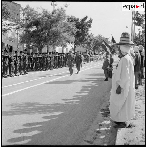 Le général Conze passe les troupes en revue.