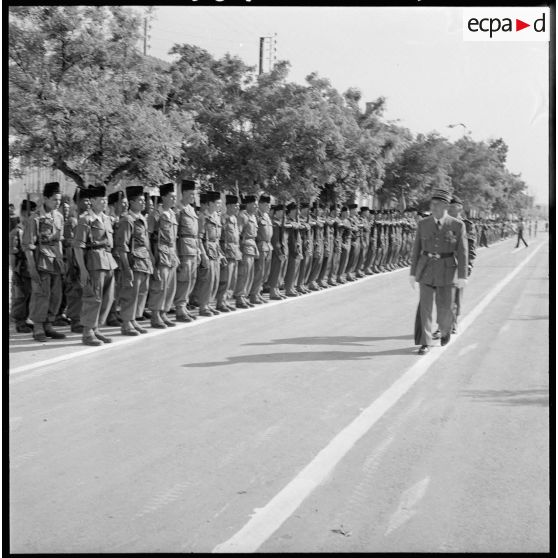 Le général Conze passe les troupes en revue.