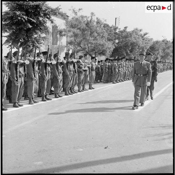 Le général Conze passe les troupes en revue.