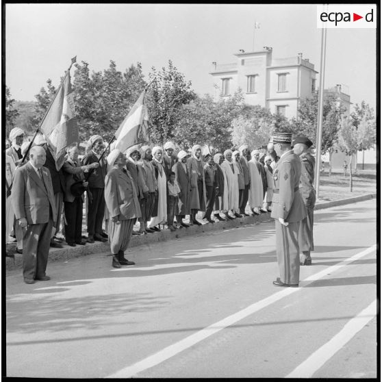 Le général Conze salue les anciens combattants.