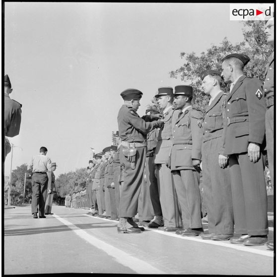 Un officier remet une décoration.