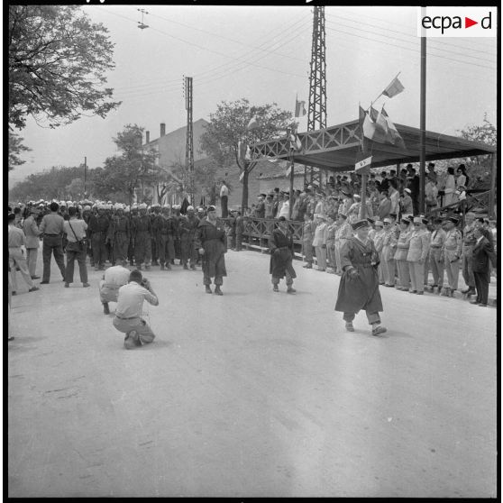 Défilé devant les autorités.