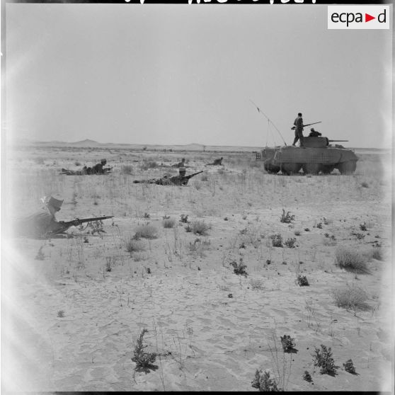 Position des légionnaires derrière les Light armored car M8.