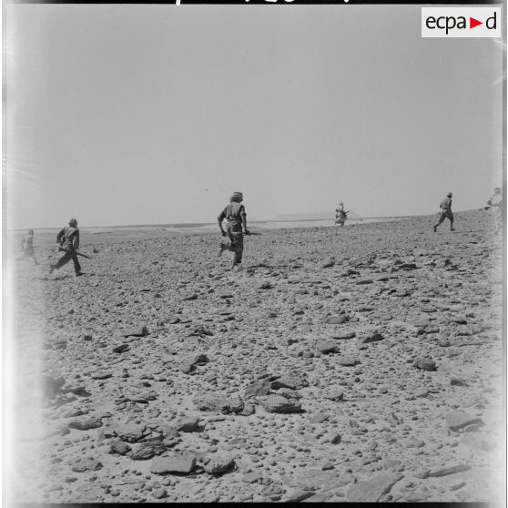 Les méharistes donnent l'assaut au bordj.