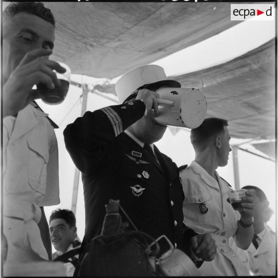 Capitaine Bonnet au milieu des légionnaires célébrant sa nomination.