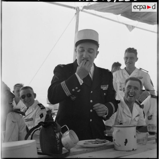 Capitaine Bonnet au milieu des légionnaires célébrant sa nomination.