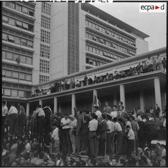 La Foule des manifestants envahissent le palais du gouvernement général.