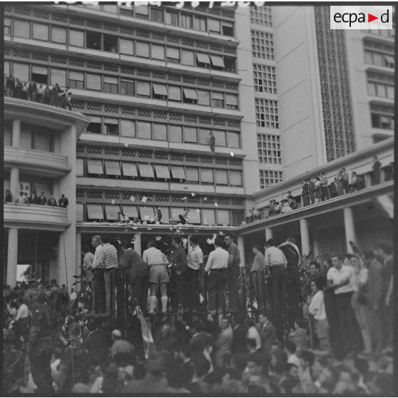 Les autorités apparaissent au balcon du palais du gouvernement général pour s'adresser à la foule qui l'a envahi.