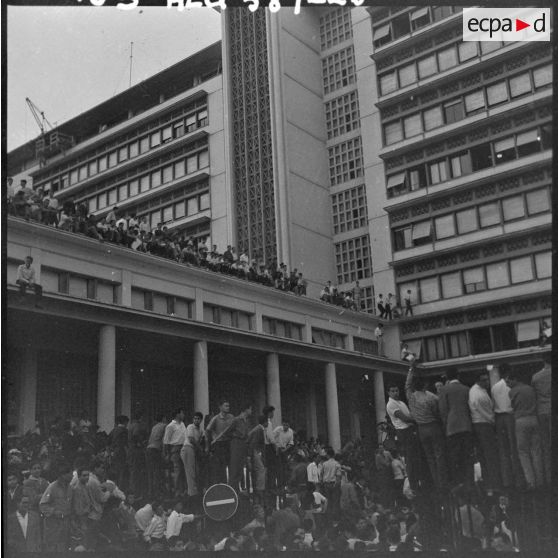 La Foule des manifestants envahissent le palais du gouvernement général.