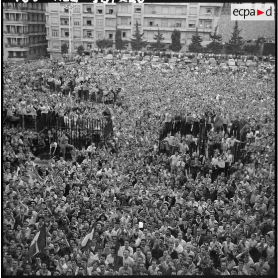 La foule des manifestants qui a envahi le palais du gouvernement général applaudit les autorités au balcon.