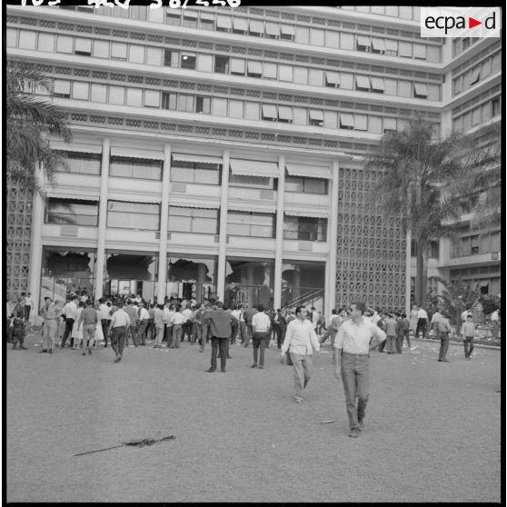 Destructions causées par les manifestants au palais du gouvernement général.