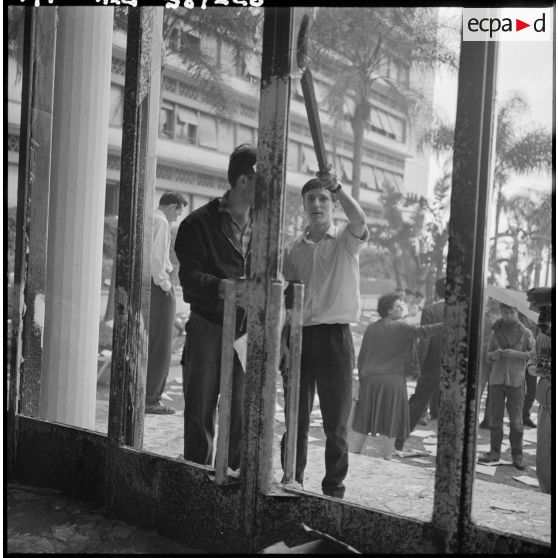 Destructions causées par les manifestants au palais du gouvernement général.