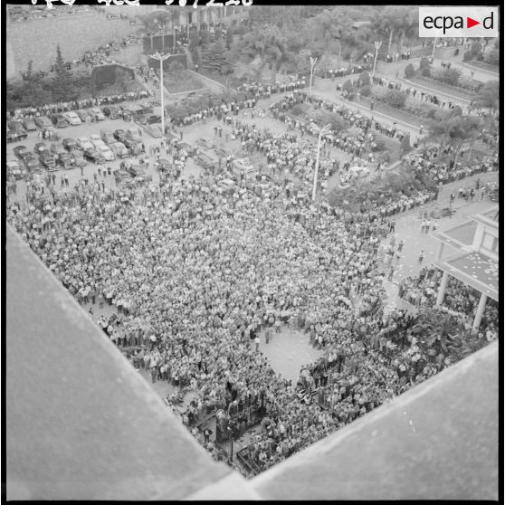 La foule des manifestants envahit le palais du gouvernement général.