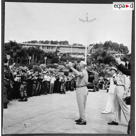 Le général Raoul Salan arrive sur le forum.