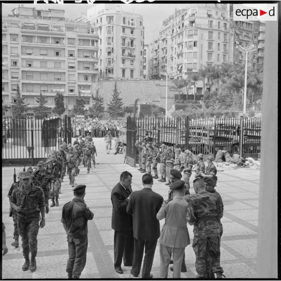 Les parachutistes du 3ème régiment de chasseurs parachutistes (RCP) pénètrent au ministère de l'Algérie.