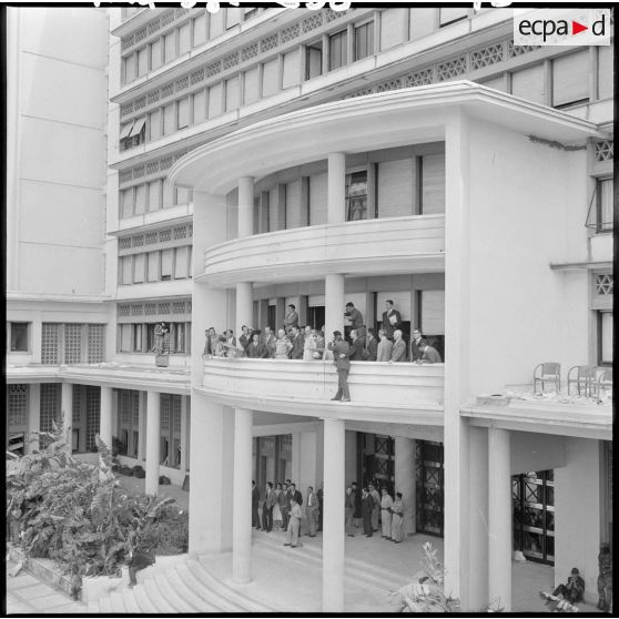 Le général Raoul Salan s'adresse à la foule depuis le balcon du gouvernement général.